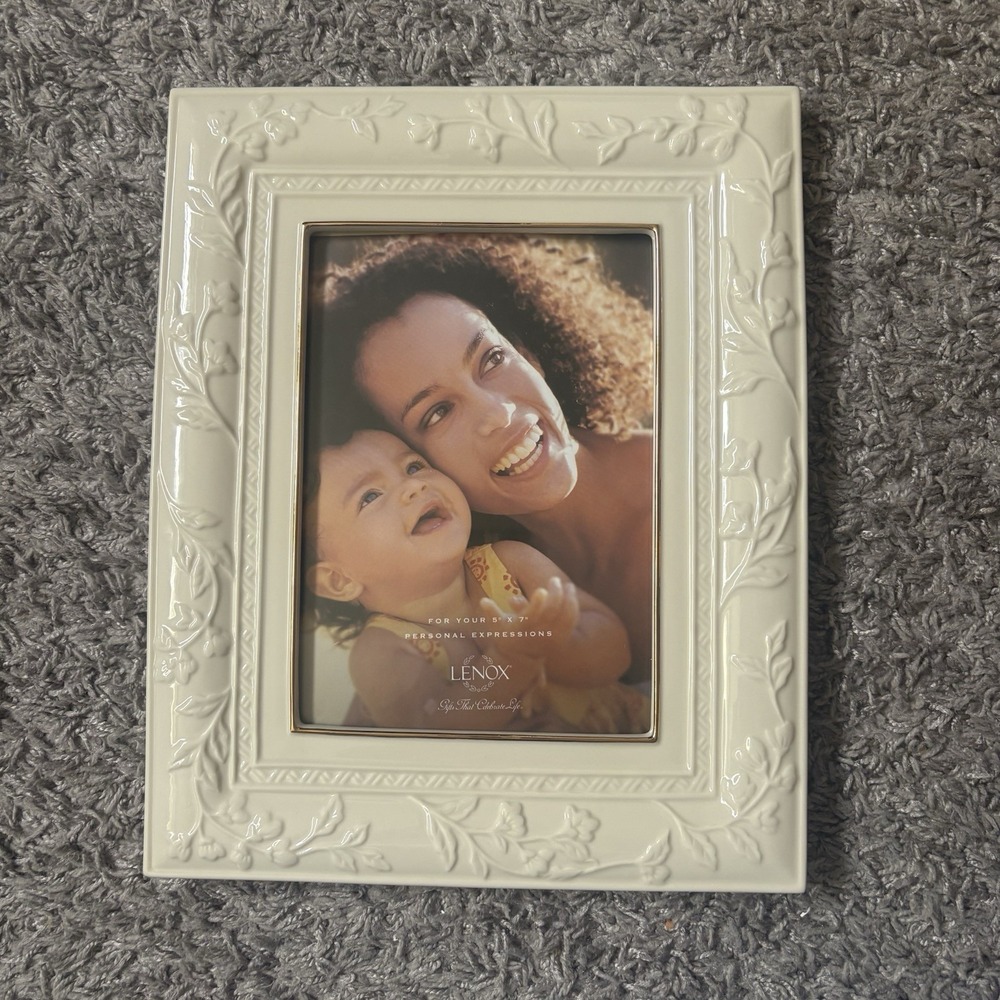 Lenox Portrait Gallery 5x7 Frame New With A Flaw,‎ With Box